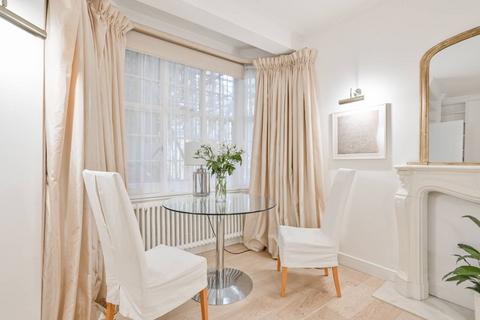 Studio to rent, Queens Square, Bloomsbury, London, WC1N