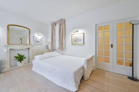 Studio to rent, Queens Square, Bloomsbury, London, WC1N
