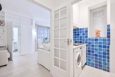 Studio to rent, Queens Square, Bloomsbury, London, WC1N