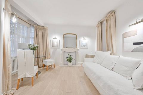 Studio to rent, Queens Square, Bloomsbury, London, WC1N