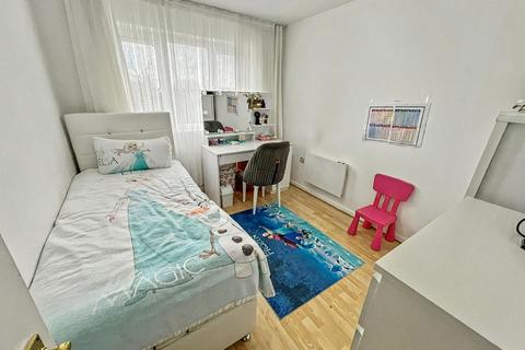 2 bedroom flat for sale, Buxton Close, London