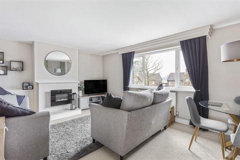 2 bedroom maisonette for sale, Edinburgh Drive, Staines-upon-Thames, Surrey, TW18