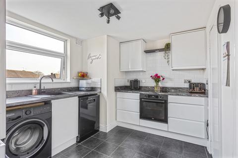 2 bedroom maisonette for sale, Edinburgh Drive, Staines-upon-Thames, Surrey, TW18