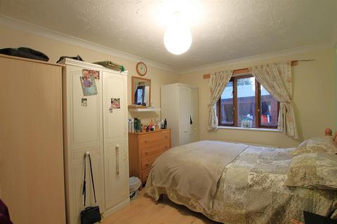 1a Sonia Gardens, Hounslow, TW5 0LZ