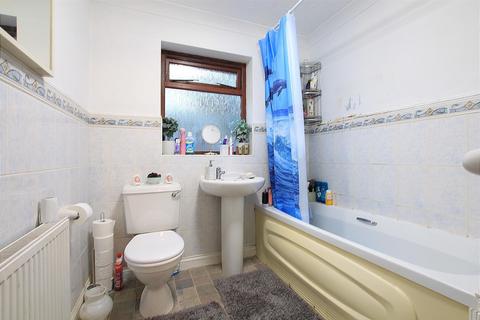 1a Sonia Gardens, Hounslow, TW5 0LZ