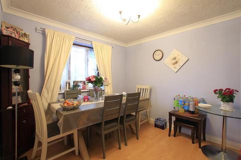 1a Sonia Gardens, Hounslow, TW5 0LZ