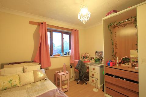 1a Sonia Gardens, Hounslow, TW5 0LZ