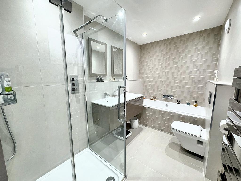 Master Bedroom En-suite