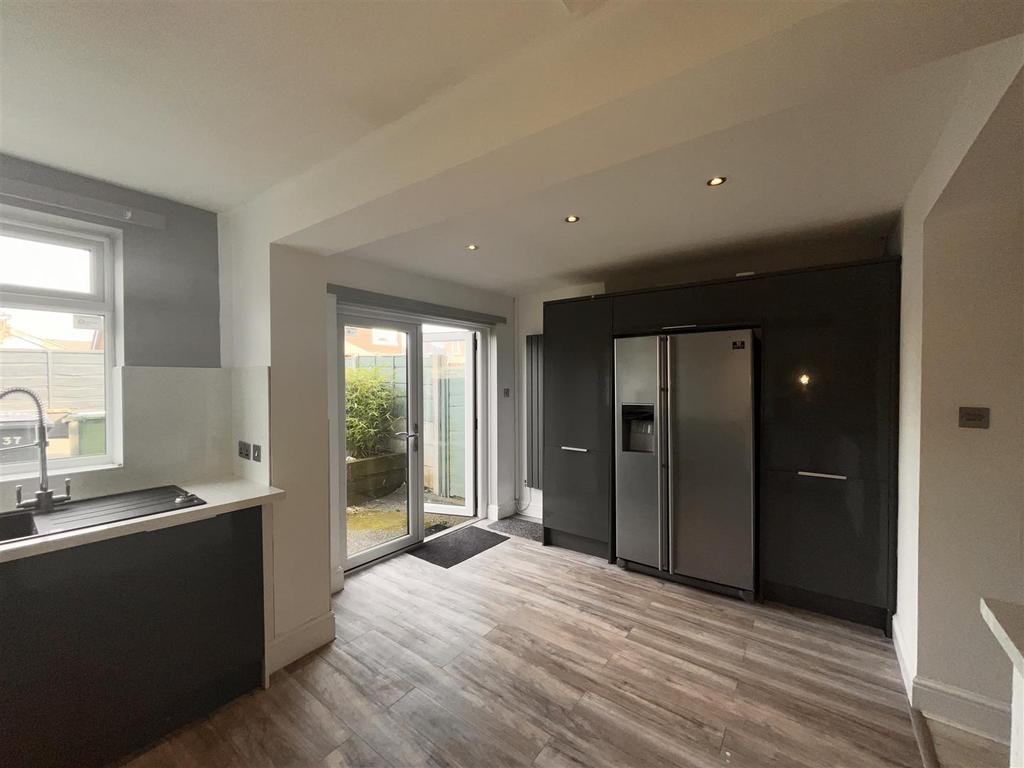 Kitchen gifted fridge/freezer