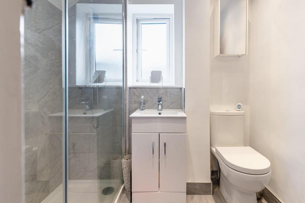 Shower room-2.jpg