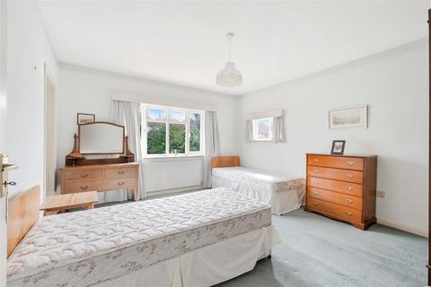 17 Chantry Hurst, Epsom, KT18 7BW