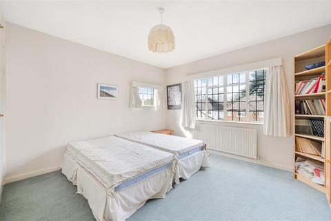 17 Chantry Hurst, Epsom, KT18 7BW