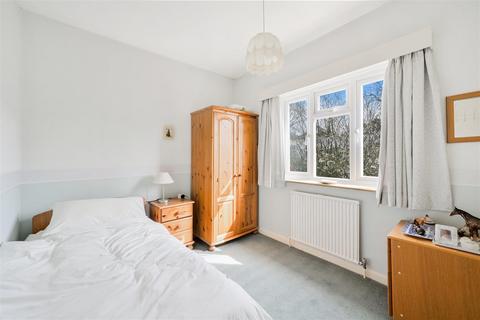 17 Chantry Hurst, Epsom, KT18 7BW