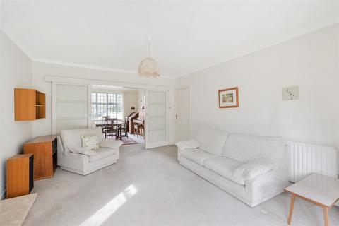 17 Chantry Hurst, Epsom, KT18 7BW