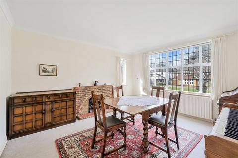 17 Chantry Hurst, Epsom, KT18 7BW