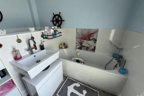 32 West Street, Lees, Oldham, OL4 5AT