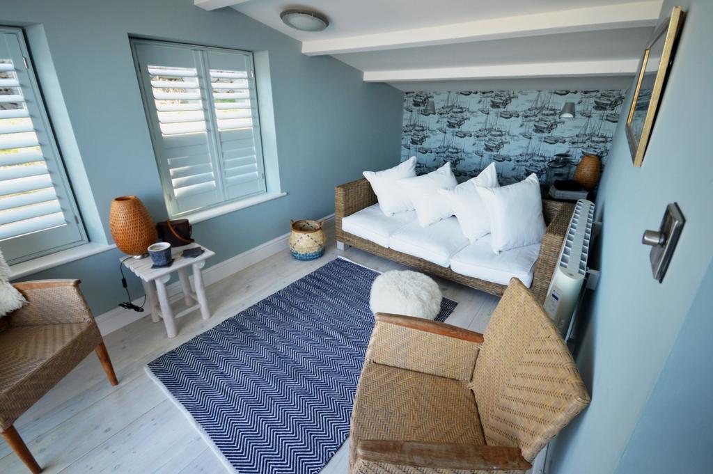 Sun Lounge (or 5th Bedroom)