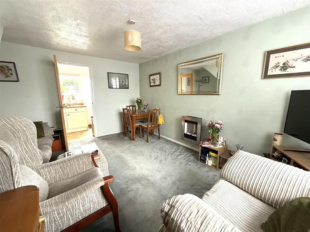28 watson close loung.jpeg