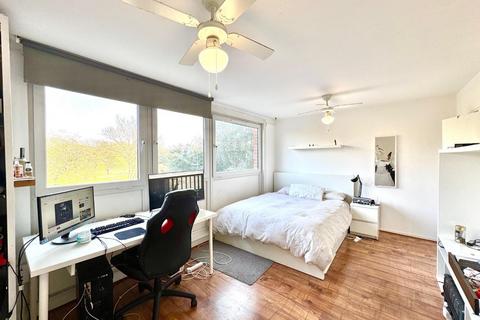 3 bedroom flat to rent, Emmott Close, London E1