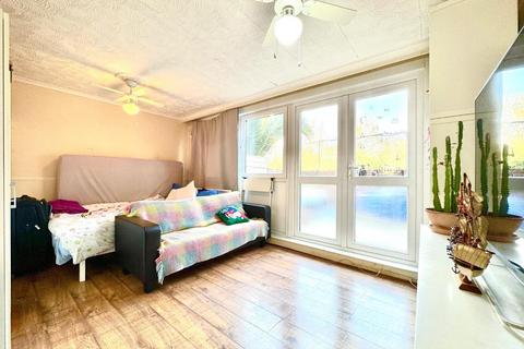3 bedroom flat to rent, Emmott Close, London E1