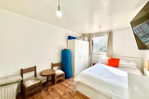 3 bedroom flat to rent, Emmott Close, London E1