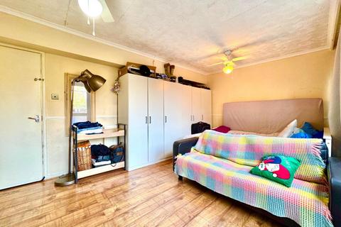 3 bedroom flat to rent, Emmott Close, London E1