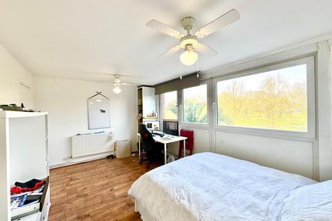 3 bedroom flat to rent, Emmott Close, London E1