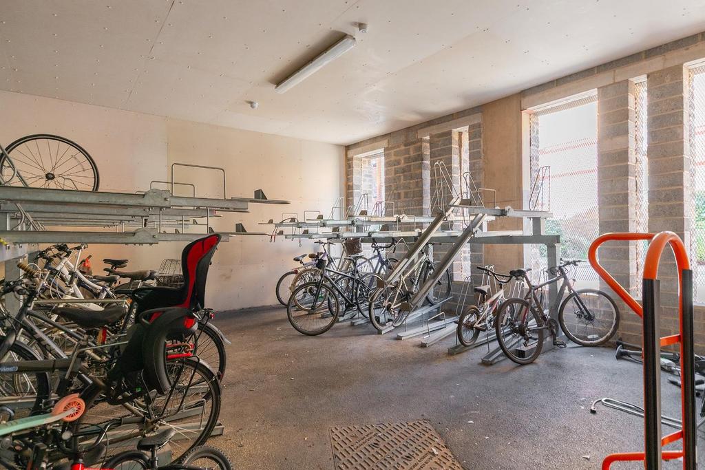 1 S0 HRE - Bike Store A.jpg