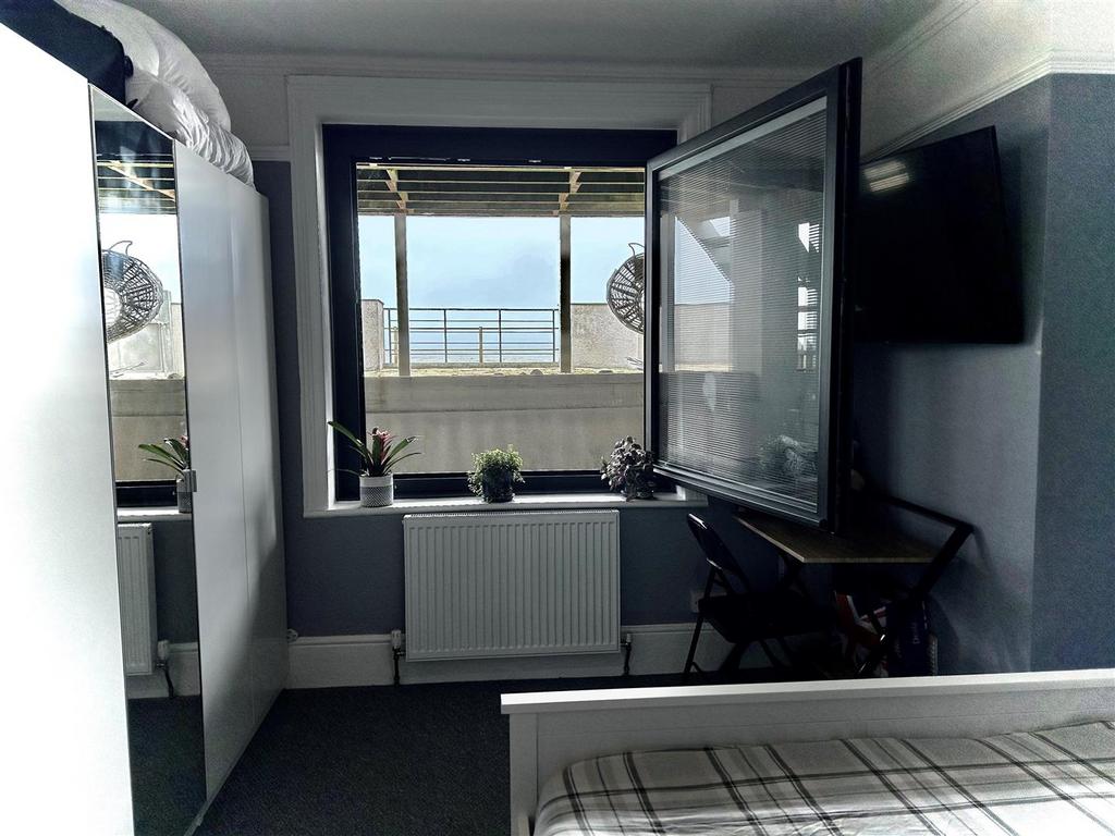 Bed window.jpg