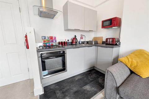 1 bedroom flat for sale, Castle Street, Ryde
