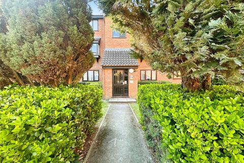 Studio to rent, King Georges Avenue, Hertfordshire WD18