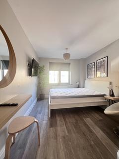 5 bedroom townhouse to rent, Rainbow Avenue, London E14
