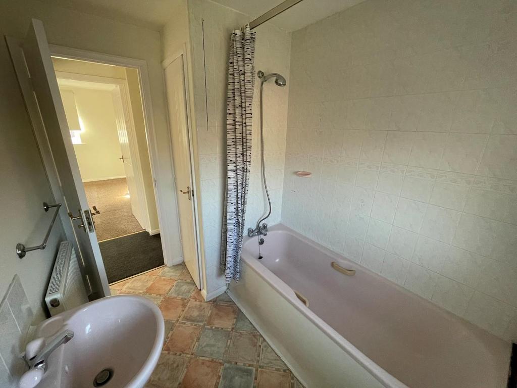 Wide bathroom 2.jpg