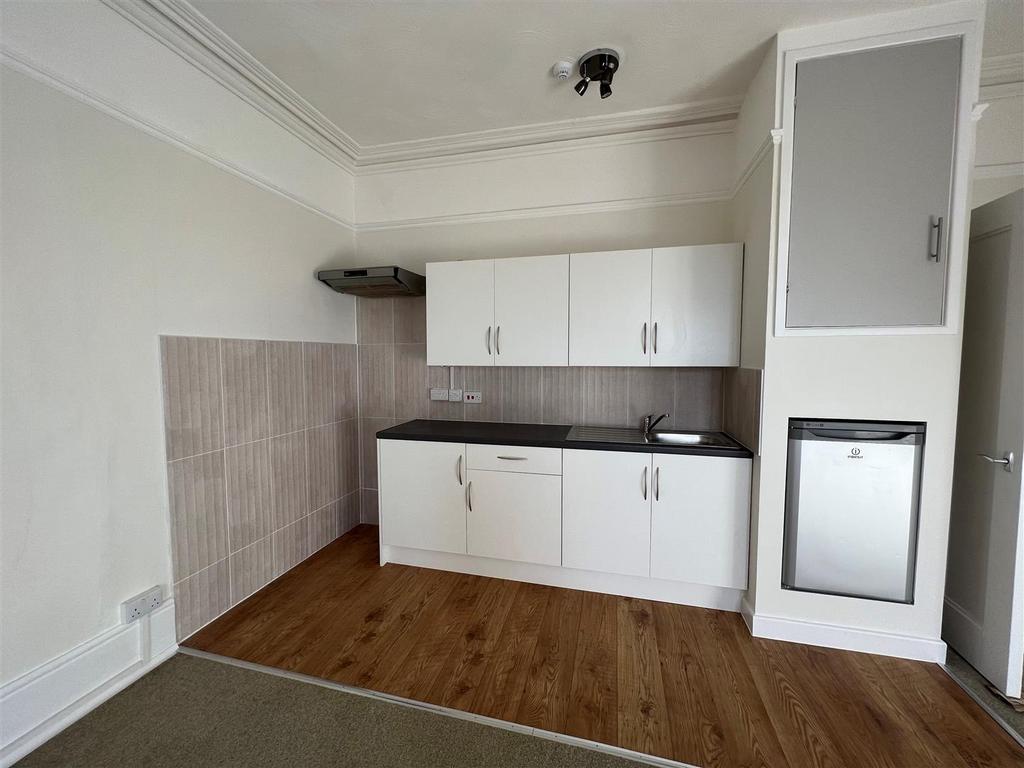 Kitchen 2.jpg