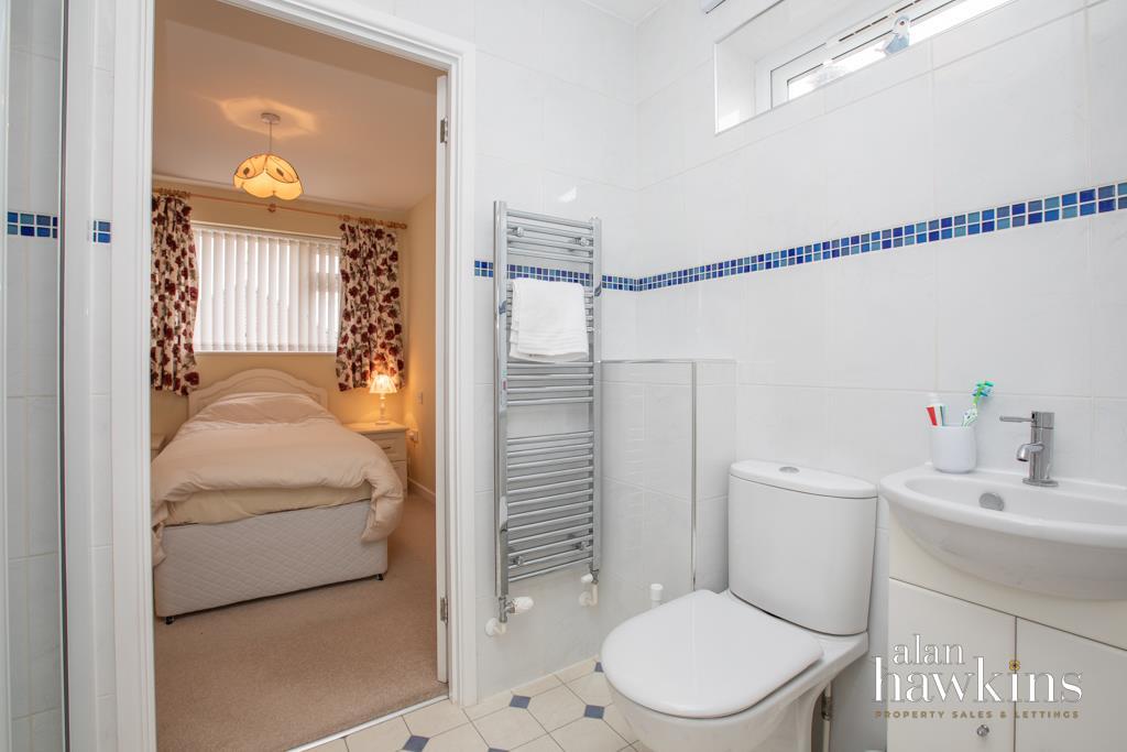 Jack 'N' Jill Shower Room