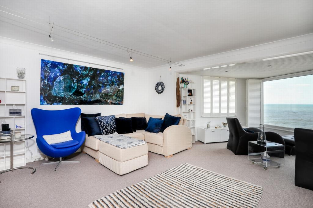 Sitting/dining room