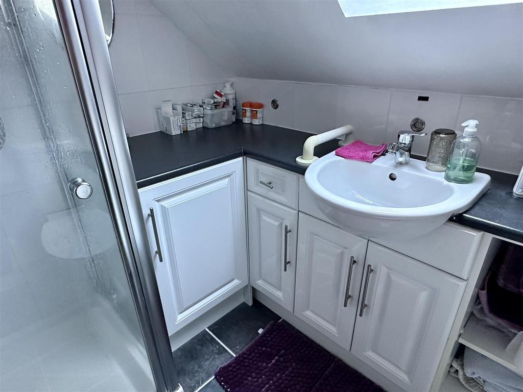 Shower room/bed 1