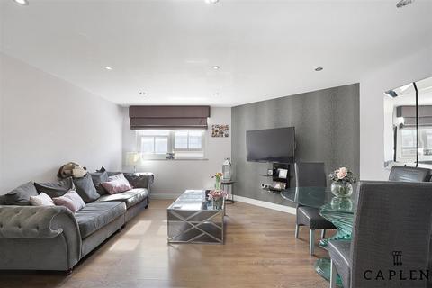 2 bedroom flat for sale, Hemnall Street, Epping