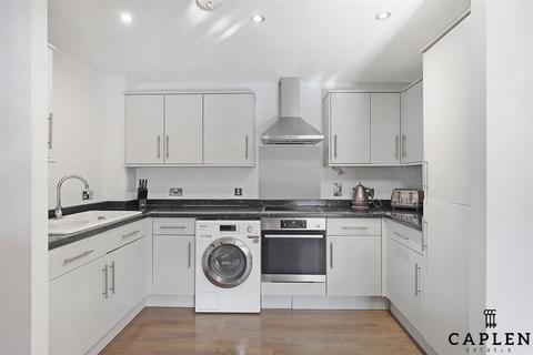 2 bedroom flat for sale, Hemnall Street, Epping