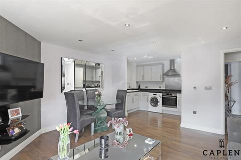2 bedroom flat for sale, Hemnall Street, Epping