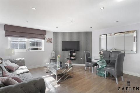 2 bedroom flat for sale, Hemnall Street, Epping