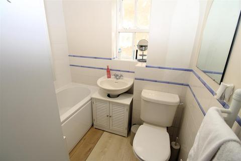 2 bedroom flat for sale, River Bank Close, Maidstone