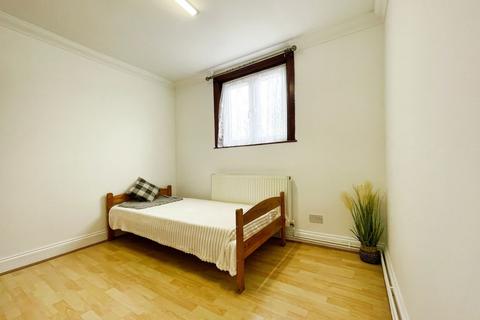1 bedroom house of multiple occupation to rent, Ernald Avenue, London E6
