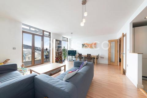 2 bedroom apartment to rent, Western Beach Apartments, London, E16