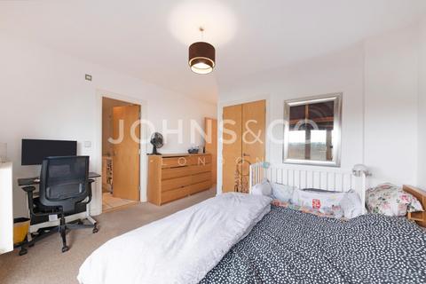 2 bedroom apartment to rent, Western Beach Apartments, London, E16