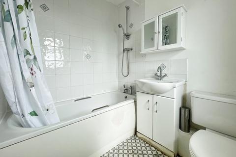 2 bedroom apartment to rent, Pickfords Gardens, Slough SL1