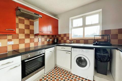 2 bedroom apartment to rent, Pickfords Gardens, Slough SL1