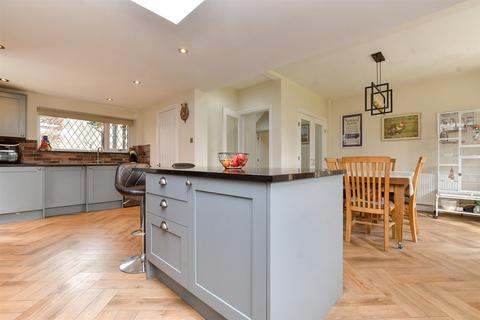 207 Chipstead Way, Woodmansterne, Banstead, SM7 3JN