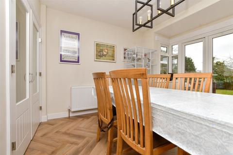 207 Chipstead Way, Woodmansterne, Banstead, SM7 3JN