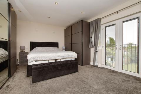 207 Chipstead Way, Woodmansterne, Banstead, SM7 3JN